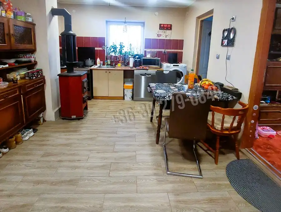 eladó családi ház, Baracs