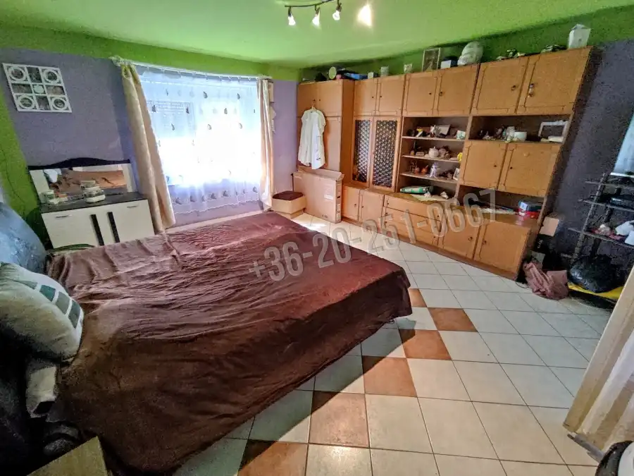eladó családi ház, Lánycsók