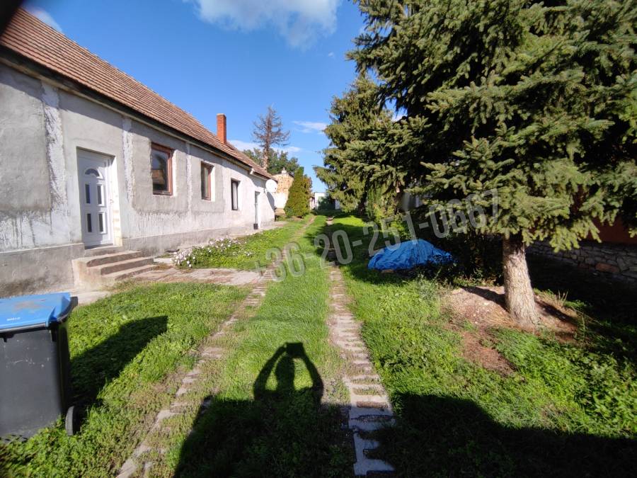 eladó családi ház, Lánycsók