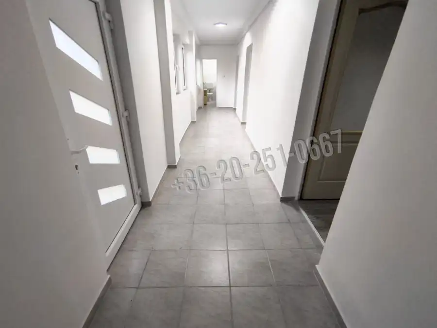 eladó családi ház, Lánycsók