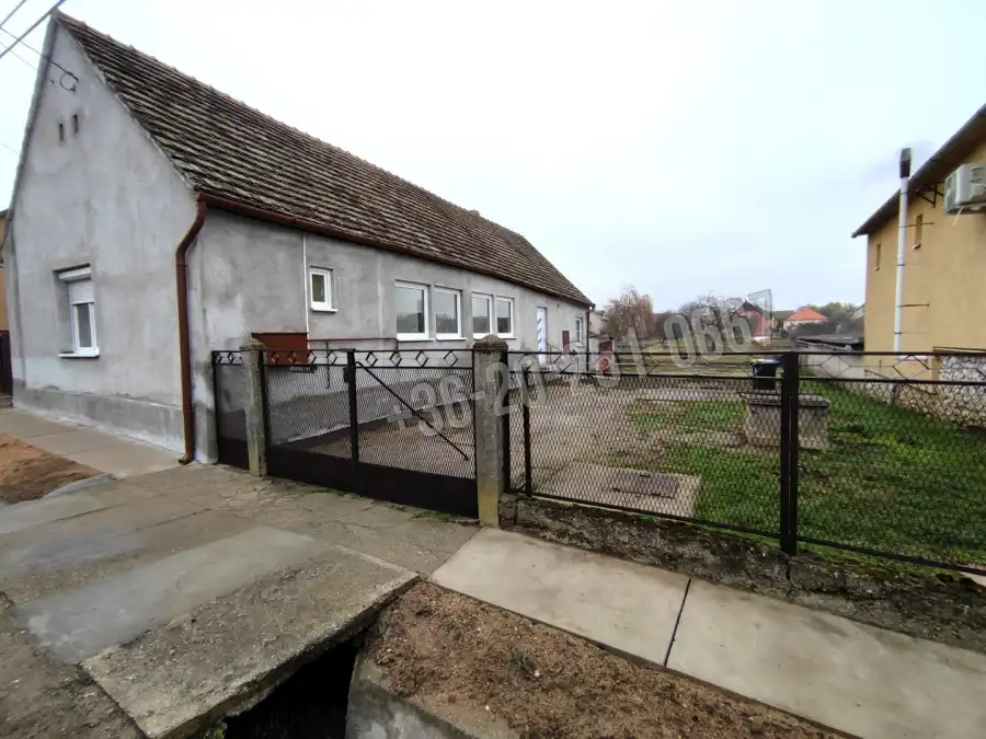 eladó családi ház, Lánycsók