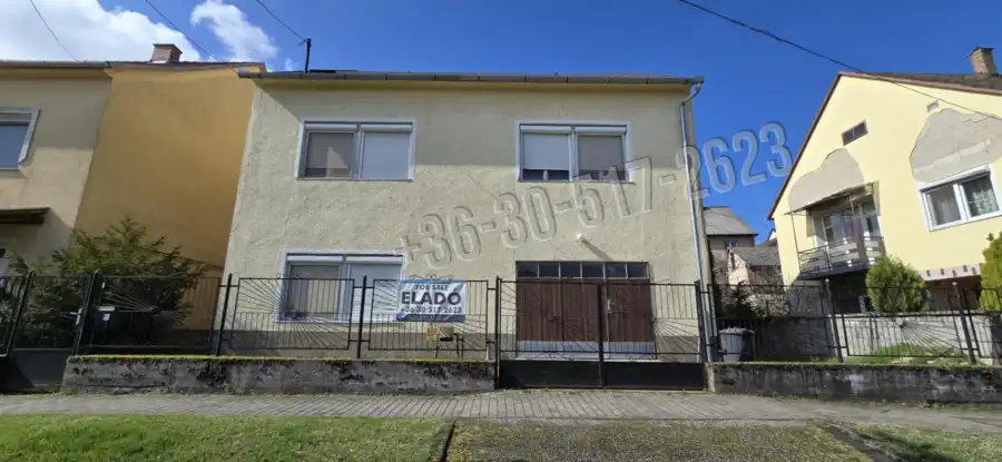 eladó családi ház, Paks