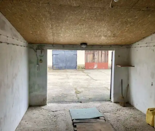 Eladó garázs, Oroszlány 21 m² 4.2 M Ft