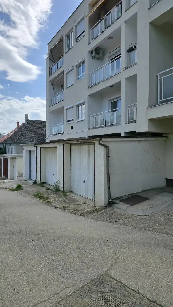 Eladó garázs, Pécs 8 M Ft