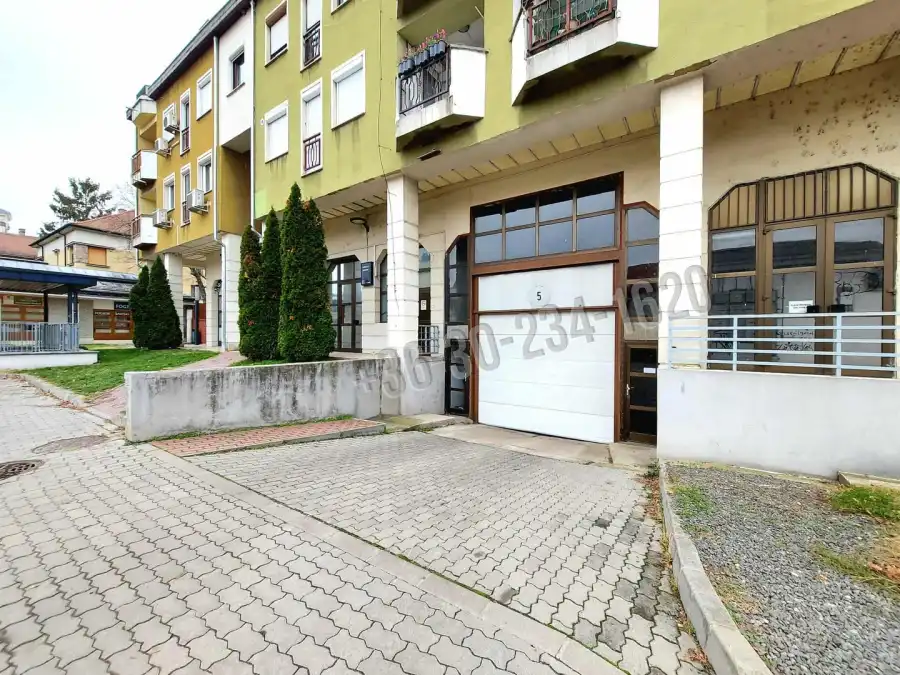 eladó garázs, Vác