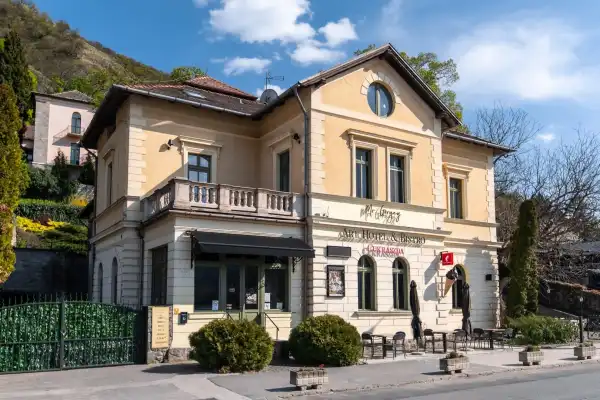 Eladó hotel, szálloda, Visegrád 20+3 szoba 820 m² 1524.7 M Ft