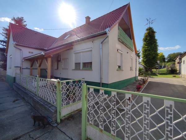 eladó ingatlan, Lánycsók