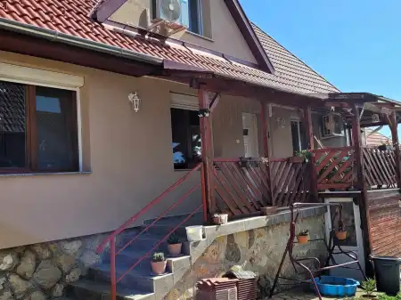 eladó ingatlan, Lánycsók