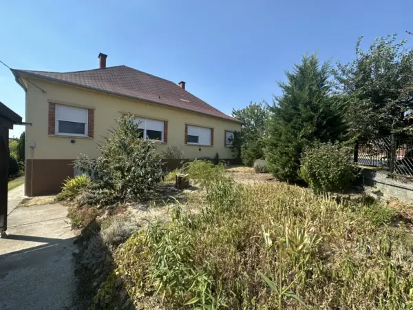 Eladó ingatlan, Paks 6 szoba 278 m² 114.9 M Ft