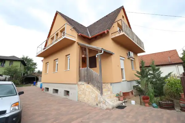 Eladó ingatlan, Taksony 6 szoba 138 m² 134.9 M Ft