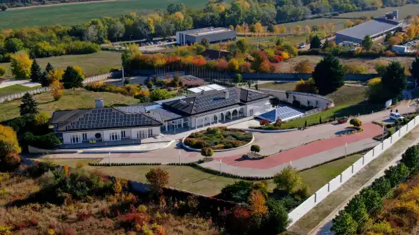 Eladó ingatlan, Törökbálint 15 szoba 2000 m² 1800 M Ft