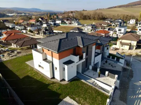 Eladó ingatlan, Üröm 6 szoba 450 m² 350 M Ft + Áfa