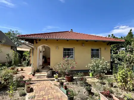 Eladó ingatlan, Velence 3 szoba 85 m² 89.9 M Ft