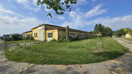 eladó ipari ingatlan, Várdomb