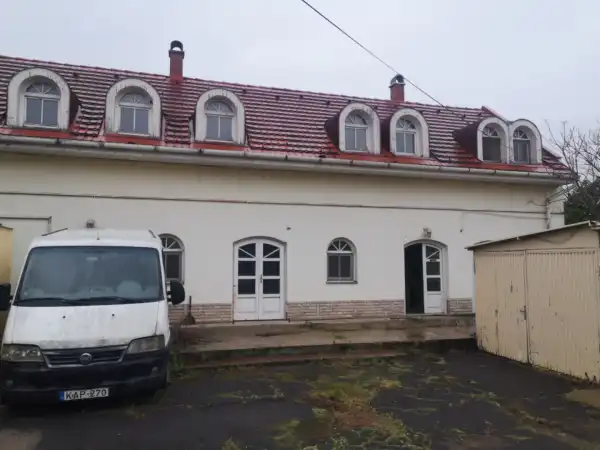 Eladó iroda családi házban, Orosháza 581 m² 139 M Ft