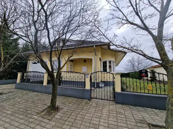 Eladó lakás, Kiskőrös 6 szoba 235 m² 85 M Ft