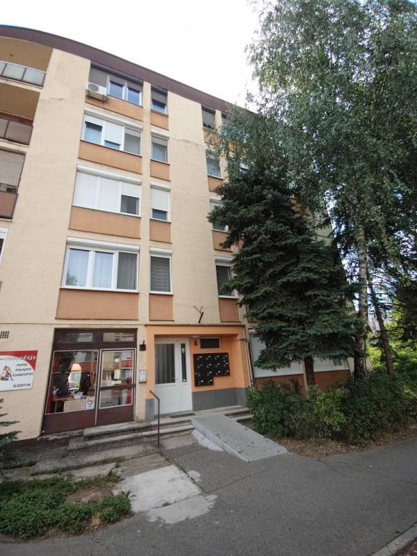 eladó lakás, Oroszlány