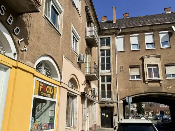 Eladó lakás, Oroszlány 3 szoba 71 m² 33.2 M Ft