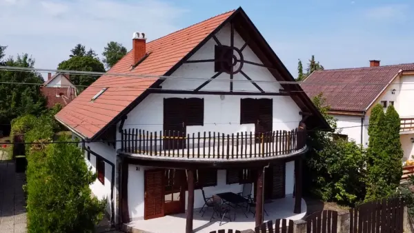 Eladó nyaraló, Balatonszárszó 13 szoba 244 m² 183 M Ft