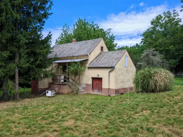 Eladó nyaraló, Eszteregnye 2 szoba 35 m² 4.9 M Ft