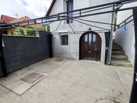 eladó nyaraló, Lánycsók