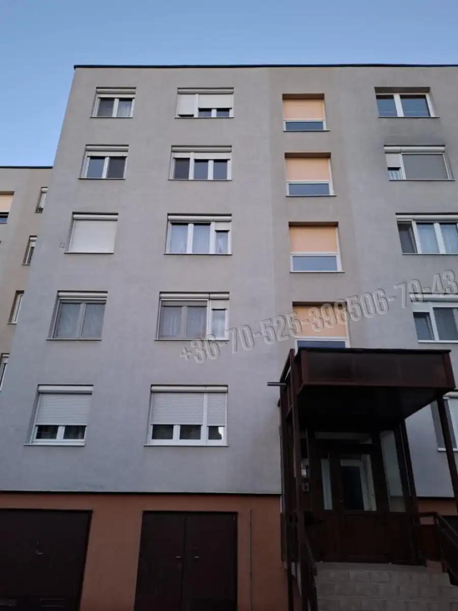 eladó panellakás, Cegléd