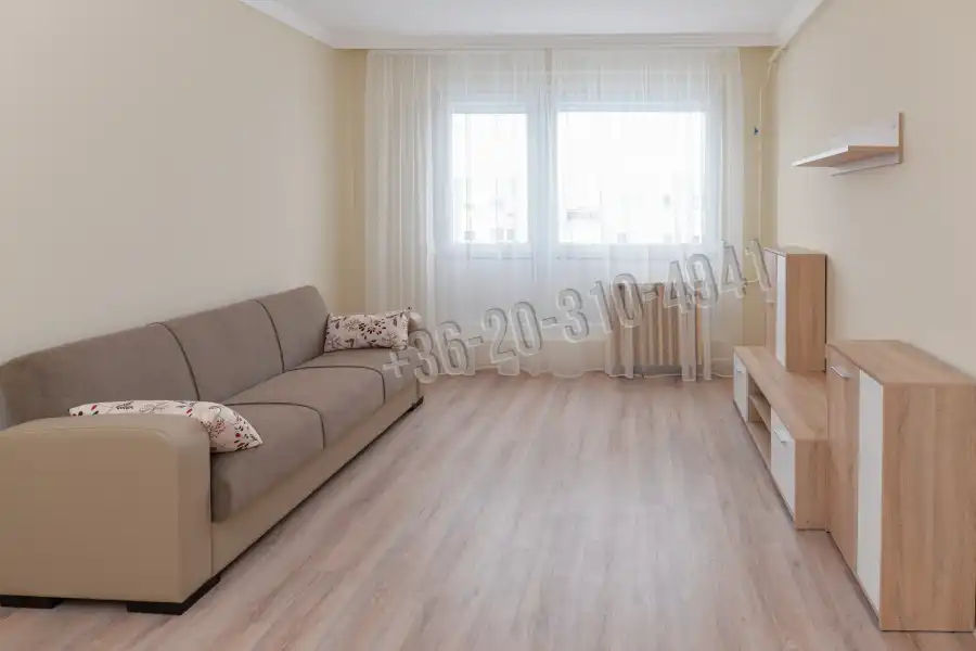 eladó panellakás, Paks