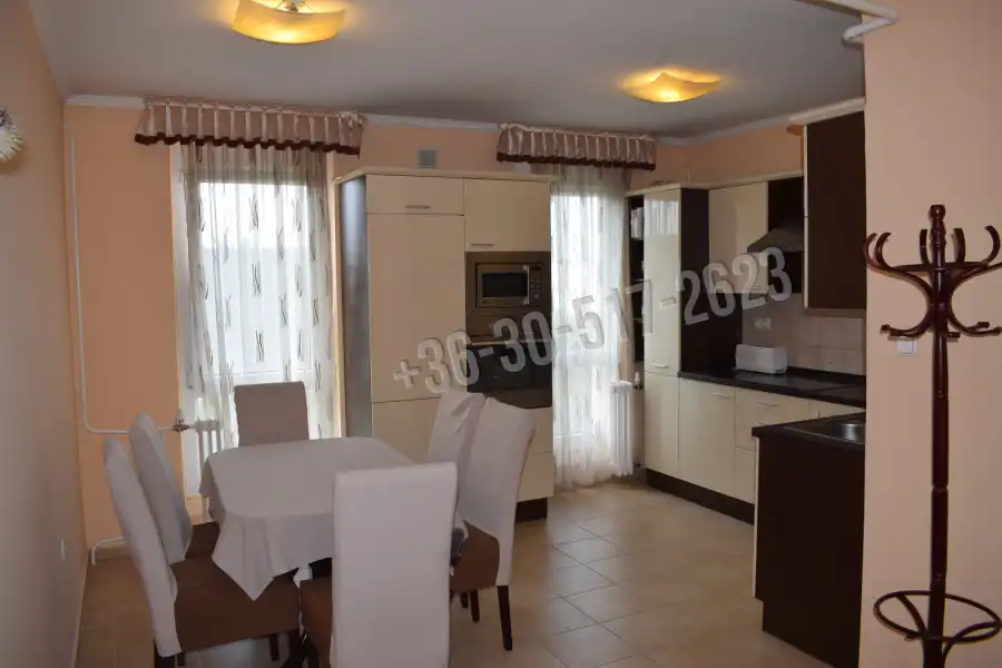 eladó panellakás, Paks