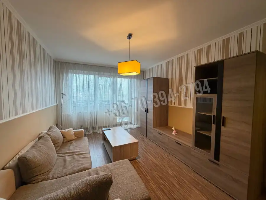 eladó panellakás, Tata