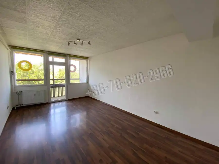 eladó panellakás, Vác