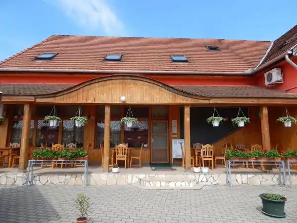 Eladó panzió, Sirok 9 szoba 480 m² 77 M Ft