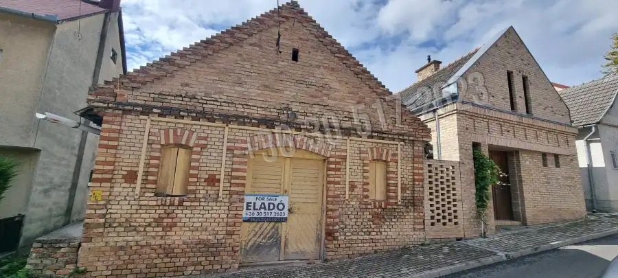 eladó pince, Paks