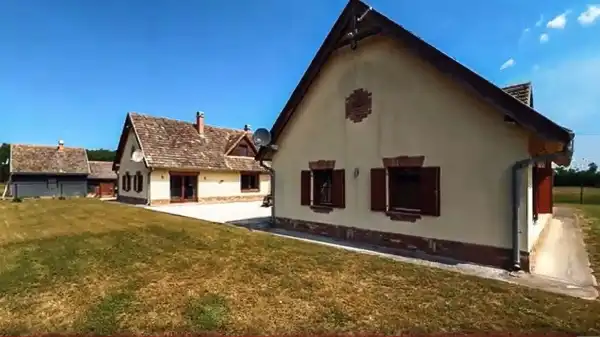 Eladó tanya, Lajosmizse 9 szoba 369 m² 119 M Ft