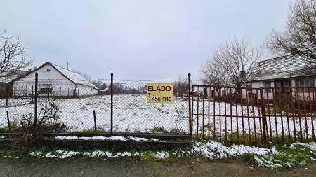 eladó telek, Tass