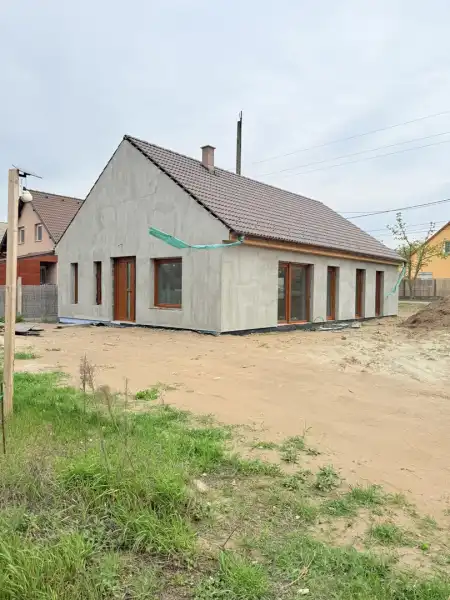 eladó új építésű ingatlan, Erdőkertes