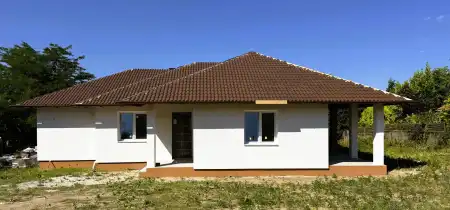 eladó új építésű ingatlan, Erdőkertes