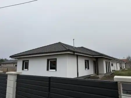 eladó új építésű ingatlan, Kiskunlacháza