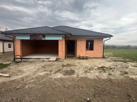 eladó új építésű ingatlan, Környe