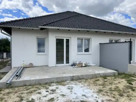 eladó új építésű ingatlan, Őrbottyán