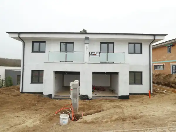 Eladó újépítésű ingatlan, Mogyoród 10 szoba 288 m² 239 M Ft