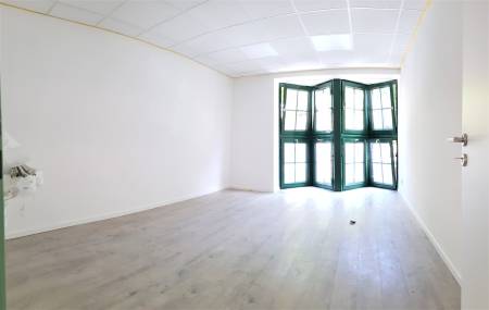 eladó újépítésű üzlethelyiség utcai bejáratos, Budapest, I. kerület