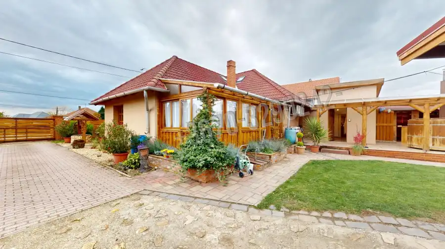 eladó újszerű családi ház, Tarcal