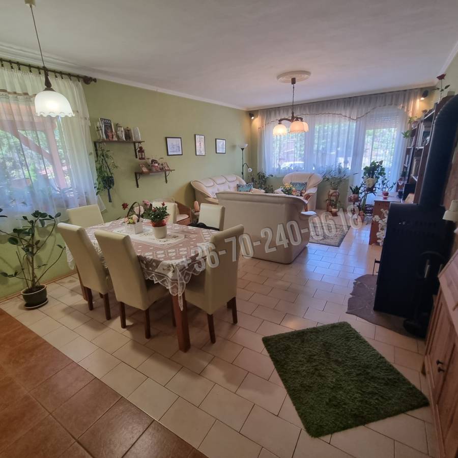 eladó újszerű családi ház, Üllő