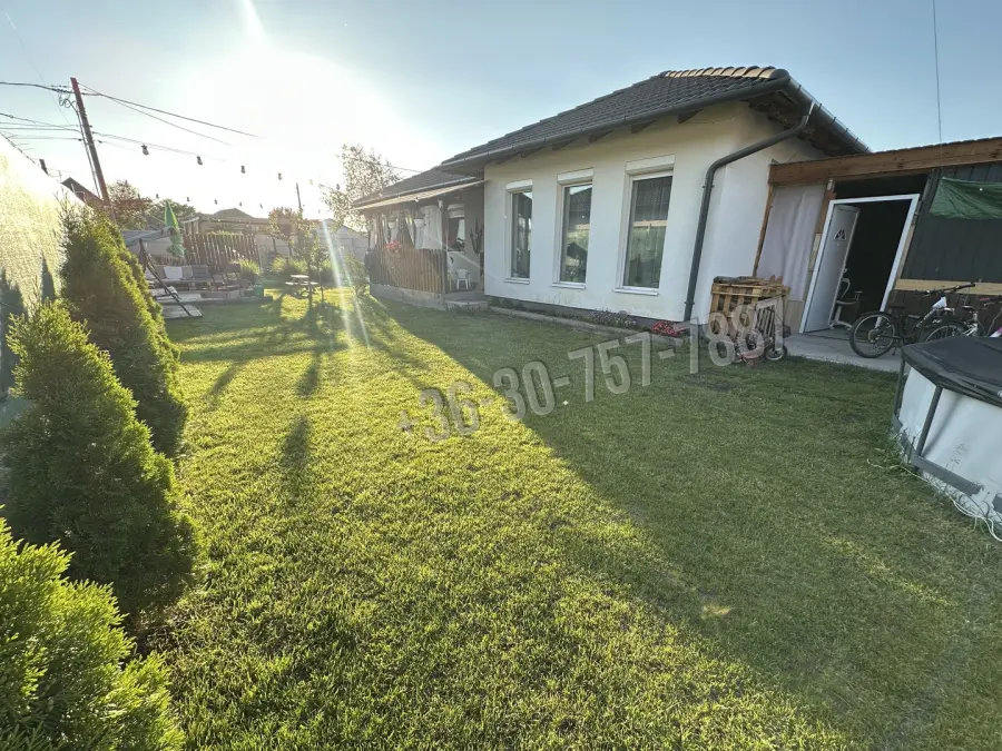 eladó újszerű ikerház, Kiskunlacháza