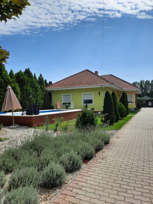 eladó újszerű ingatlan, Bugyi