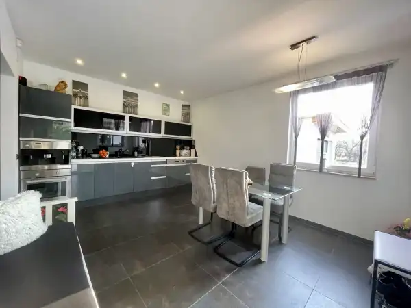Eladó újszerű ingatlan, Oroszlány 5 szoba 135 m² 119 M Ft
