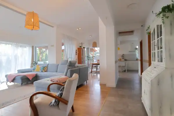 Eladó újszerű ingatlan, Szeged 5 szoba 200 m² 194.5 M Ft