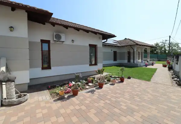 Eladó újszerű ingatlan, Szigetszentmiklós 4 szoba 255 m² 264 M Ft