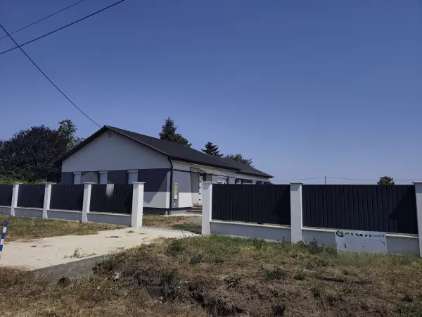 Eladó újszerű ingatlan, Tiszakécske 1 szoba 61 m² 47.9 M Ft