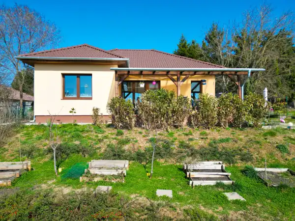 Eladó újszerű ingatlan, Vác 4 szoba 213 m² 240 M Ft